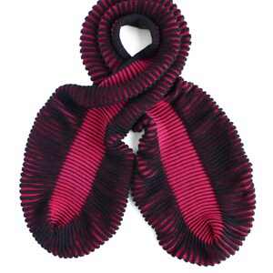 Bufanda de coliflor / Bufanda escultural tejida en mohair para niños y mezcla de lana merino italiana / elegante chal de damas / negro y magenta