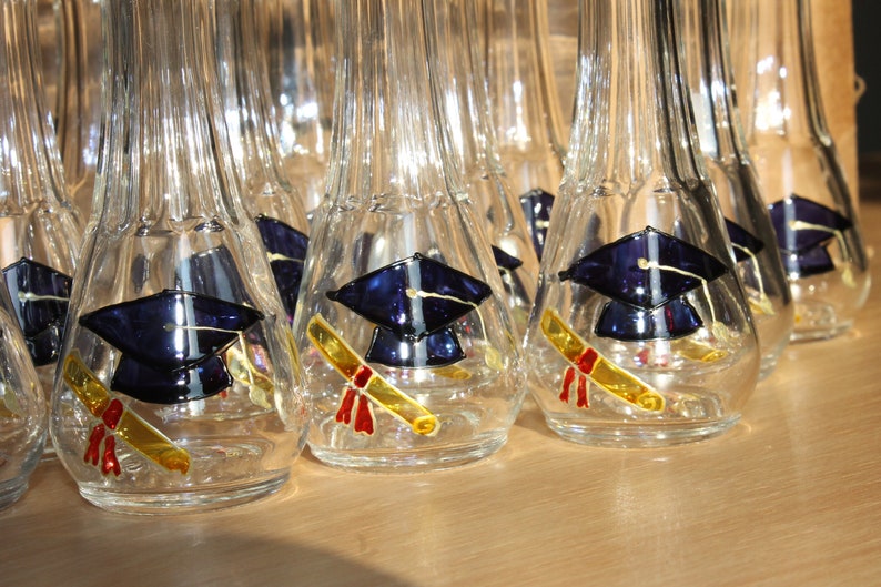 Sombrero y diploma de graduación, celebración, vasos de chupito pintados a mano para rakija y otros licores fuertes, regalo para invitados en el día de su graduación imagen 2