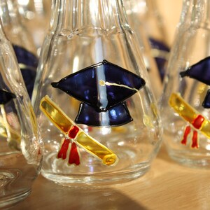 Sombrero y diploma de graduación, celebración, vasos de chupito pintados a mano para rakija y otros licores fuertes, regalo para invitados en el día de su graduación imagen 3