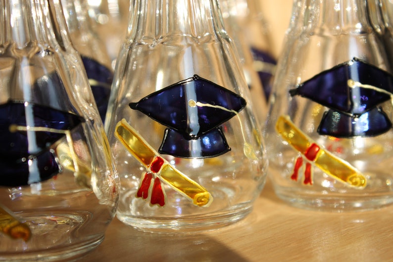 Sombrero y diploma de graduación, celebración, vasos de chupito pintados a mano para rakija y otros licores fuertes, regalo para invitados en el día de su graduación imagen 3