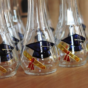 Sombrero y diploma de graduación, celebración, vasos de chupito pintados a mano para rakija y otros licores fuertes, regalo para invitados en el día de su graduación imagen 4