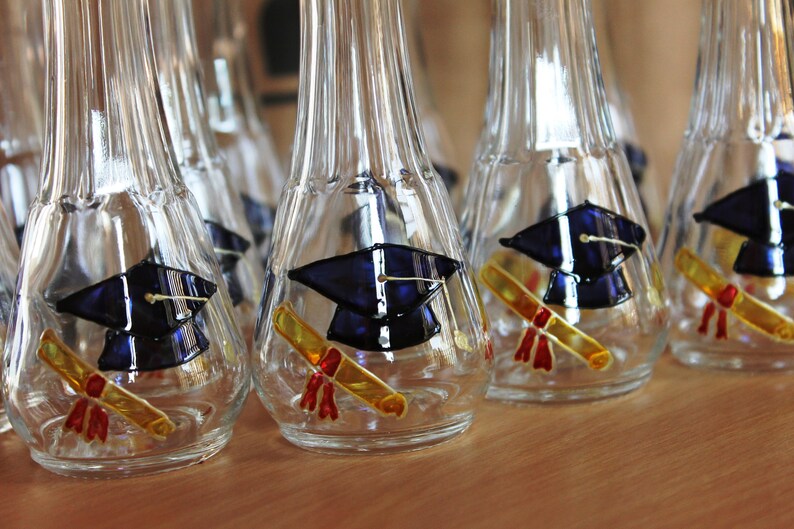 Sombrero y diploma de graduación, celebración, vasos de chupito pintados a mano para rakija y otros licores fuertes, regalo para invitados en el día de su graduación imagen 4