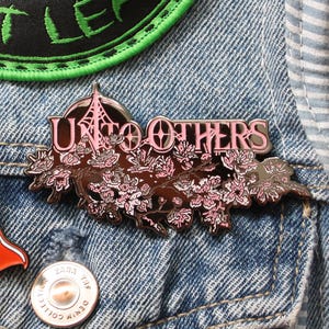 Unto other - Never, Neverland Emaille Pin - Limitiertes Gothic-Sammlerstück aus Metall