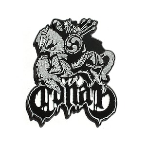 Könnte beinhalten: Schwarze und weiße Emaille-Anstecknadel mit einer detaillierten Illustration eines Reiters auf einem Pferd, darunter das Wort "CRYPTIC" in einer stilisierten Schrift.