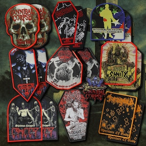 Op de afbeelding: Een verzameling patches met diverse ontwerpen, waaronder schedels, doodskisten en figuren, met teksten als "Cannibal Corpse", "Internal Bleeding" en "Gut Pumping Hits". De patches zijn in verschillende vormen en maten, met een mix van kleuren.