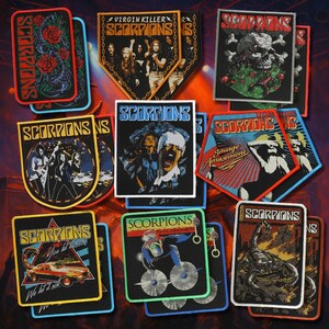 Puede incluir: Colección de parches bordados con la banda Scorpions. Los diseños incluyen portadas de álbumes, logotipos de bandas y varios gráficos. Los parches son de varias formas y tamaños, con colores vibrantes e imágenes detalladas.