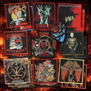 Puede incluir: Una colección de parches y un pin de la banda Slayer. Los parches presentan varios diseños, incluyendo el logotipo de la banda, arte de álbumes e imágenes de calaveras, cruces y demonios. La paleta de colores incluye rojo, negro, blanco y amarillo.