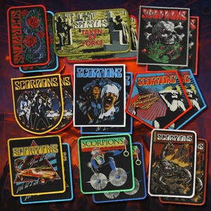 Op de afbeelding: Een verzameling geborduurde stoffen patches met het Scorpions bandlogo en diverse albumhoesontwerpen waaronder Taken by Force, Savage Amusement en You Let Me Kill You, met levendige kleuren en gedetailleerde grafische illustraties.