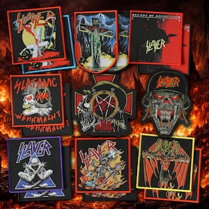 Op de afbeelding: Een verzameling vierkante, rechthoekige en gevormde stoffen patches met Slayer-bandafbeeldingen, waaronder schedels, kruisen en albumhoezen in rood, zwart en geel, allemaal voorzien van geborduurde randen en grafische prints.