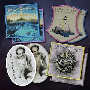 Devin Townsend - Ziltoid: Dark Matters - Pin esmaltado oficial y parches tejidos del álbum - Merchandising de metal progresivo