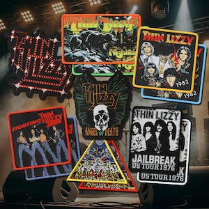 Peut inclure: Une collection d'écussons en tissu brodé représentant le groupe Thin Lizzy. Les motifs incluent le logo du groupe, des illustrations d'albums et des graphismes de tournée comme Jailbreak US Tour 1976, Angel of Death et Nightlife, de formes variées.
