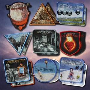 Può includere: Una collezione di toppe Dream Theater in varie forme, tra cui triangoli, quadrati e cerchi. Le toppe presentano copertine di album e loghi della band, con immagini di un funambolo, un cuore e altre grafiche. Le toppe sono colorate e dettagliate.