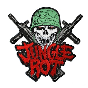 Pode incluir: Um remendo bordado vermelho e preto com as palavras "Jungle Rot" em uma fonte que pinga. Um crânio usando um capacete militar verde está no centro do remendo, com dois rifles cruzados atrás do crânio.