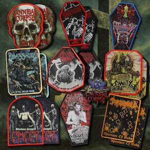 Puede incluir: Una colección de parches de tela bordados con varios logotipos de bandas de death metal e ilustraciones gráficas, incluyendo Cannibal Corpse, Monstrosity, Massacre, Edge of Sanity y Cancer, con diversas formas como calaveras, ataúdes y rectángulos.