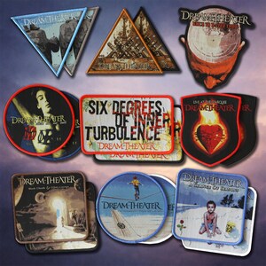 Op de afbeelding: Een verzameling geborduurde stoffen patches met diverse Dream Theater albumillustraties en logo's. De vormen omvatten driehoeken, cirkels, rechthoeken en schilden, met kleurrijke grafische ontwerpen, bandteksten en albumtitels.