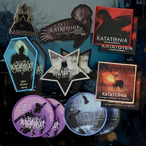 Puede incluir: Una colección de parches de tela bordados con el nombre de la banda Katatonia. Los parches vienen en varias formas, incluyendo ataúd, estrella, cuadrado y circular, cada uno mostrando ilustraciones gráficas y títulos de álbumes únicos.