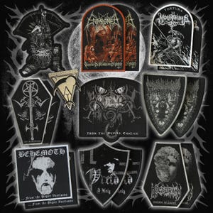 Puede incluir: Una colección de parches en blanco y negro con logotipos y obras de arte de varias bandas de metal. Los diseños incluyen un ataúd, una figura con un arco y textos como "BEHEMOTH" y "FROM THE DEVILS CHALICE".
