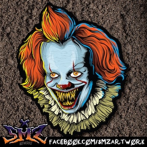 Puede incluir: Una ilustración digital de un payaso aterrador con pelo rojo y naranja, un cuello blanco y una sonrisa amenazante. Los ojos del payaso son amarillos y el fondo es marrón oscuro.