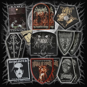 Puede incluir: Una colección de parches de tela bordados en blanco y negro con varios logotipos de bandas e ilustraciones gráficas oscuras. Los parches incluyen formas rectangulares, de escudo y de ataúd con textos como Kvist, Enthroned, Seth, Behemoth y Cradle of Filth.