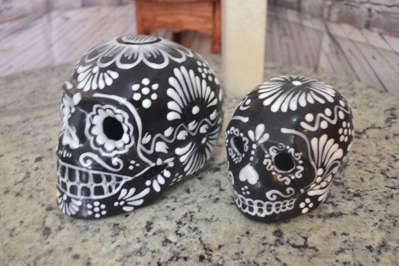 Par de calaveras decorativas de Talavera Negra Mexicana. Figura de cerámica  del día de la muerte. Cráneo mexicano. CM242 -  México