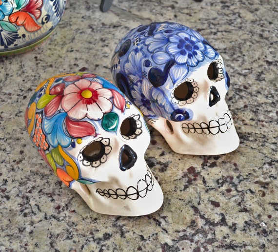 Par de calaveras decorativas de Talavera Negra Mexicana. CM483