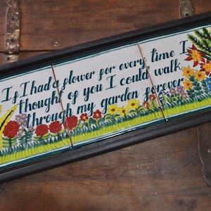Puede incluir: Un conjunto de azulejos enmarcados con un borde verde y un fondo blanco. Los azulejos presentan un diseño floral y un mensaje escrito a mano que dice: "Si tuviera una flor por cada vez que pienso en ti, podría caminar por mi jardín para siempre."