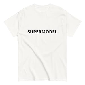 Può includere: T-shirt bianca con la parola "SUPERMODEL" stampata in nero sul davanti.