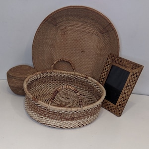 lot of 4 artisan raffia grass decorative objects: (3) baskets & (1) picture frame