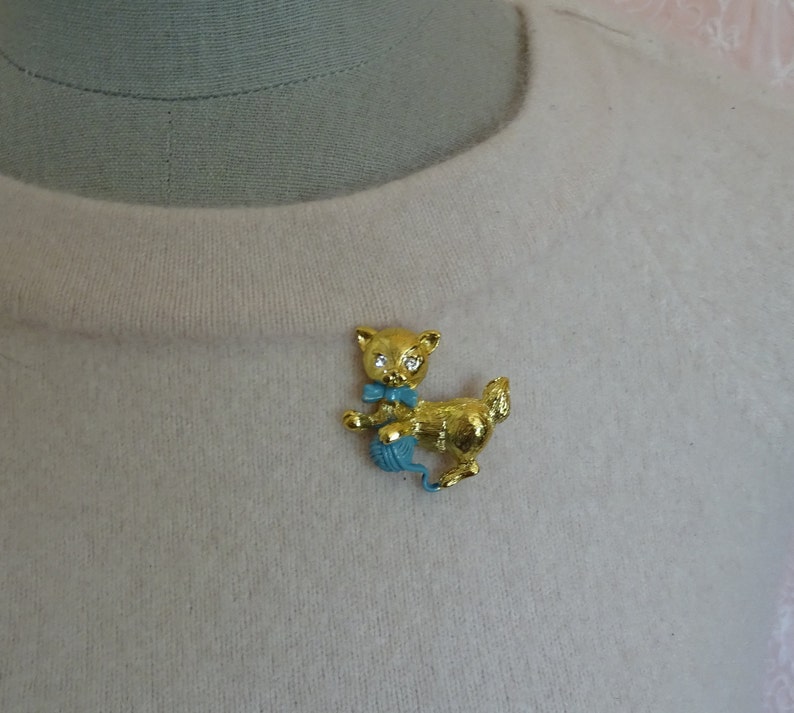 Vintage Gold Kitten Brooch Gerry Jewelry Made USA Cat Lover Gift Rhinestone Eyes Playful Cat Pin Mid Century Pin Blue Yarn /& Bow Tie