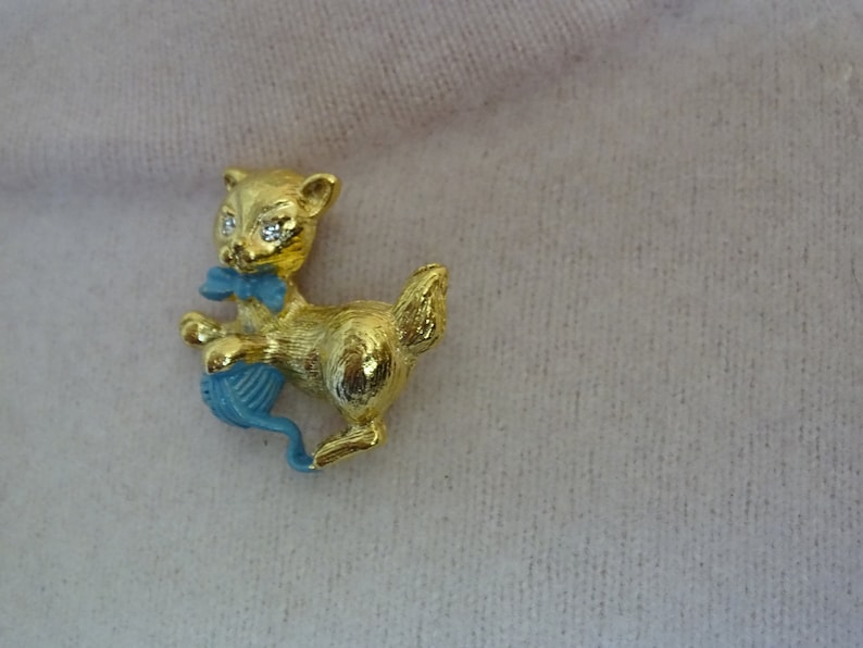 Vintage Gold Kitten Brooch Gerry Jewelry Made USA Cat Lover Gift Rhinestone Eyes Playful Cat Pin Mid Century Pin Blue Yarn /& Bow Tie