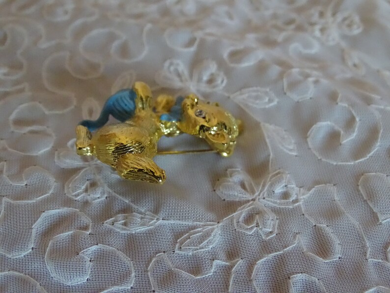 Vintage Gold Kitten Brooch Gerry Jewelry Made USA Cat Lover Gift Rhinestone Eyes Playful Cat Pin Mid Century Pin Blue Yarn /& Bow Tie