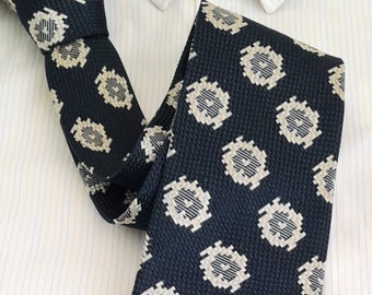 cravate tissée en soie vintage Westminster. Foulard géométrique marine foncé patchs médaillons platine Cravate cravate. Cravate en brocart tacheté du milieu du siècle