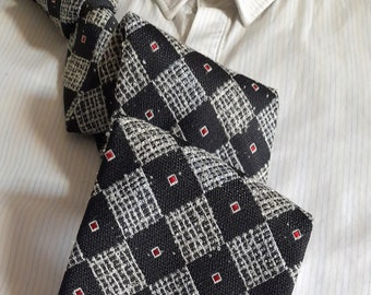 Canda black and silver checked crunchy tie. Vintage 90s crispy woven geometric Necktie cravat. Thick Textured plaid red diamonds fuzzy tie