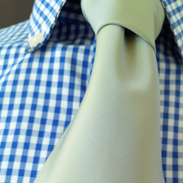 Cravate classique unie vert clair Canda. Cravate de mariage unicolore vert pâle. Cravates unies vert pastel pistache miel des années 90 00 pour hommes