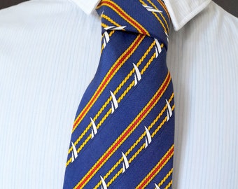 Cravate en soie bleu marine de Hampton Hall, Ltd. Cravate cravate classique du Commodore's Club. Cravate Voiliers blanc cordes à voile dorées motif rayures rouges