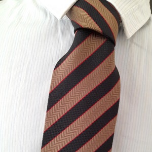 Spengler schwarz bronze rot gestreifte Seidenkrawatte. Braunes Fischgrat schwarz Jacquard Krawatte rot Bleistift Streifen. 80er Jahre gemusterte Krawatte Krawatte für Männer