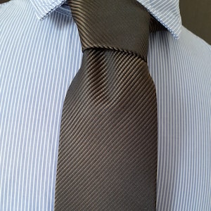Royal Class Conference solid brown silk tie. Coffee and black pin stripes Twill weave Necktie. Men&#39;s 00s 90s Diagonal Rib Textured neck tie