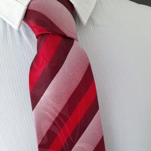 SHIRTMAKER handmade striped tie in reds. Burgundy red and misty rose stripes swirls background NeckTie. Men&#39;s vintage 90s striped red tie