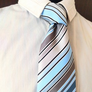 Kingfield blue silver champagne gray striped tie. Everyday 2000s textured barcode stripes Necktie. Cool men&#39;s vintage colorful tie neckwear