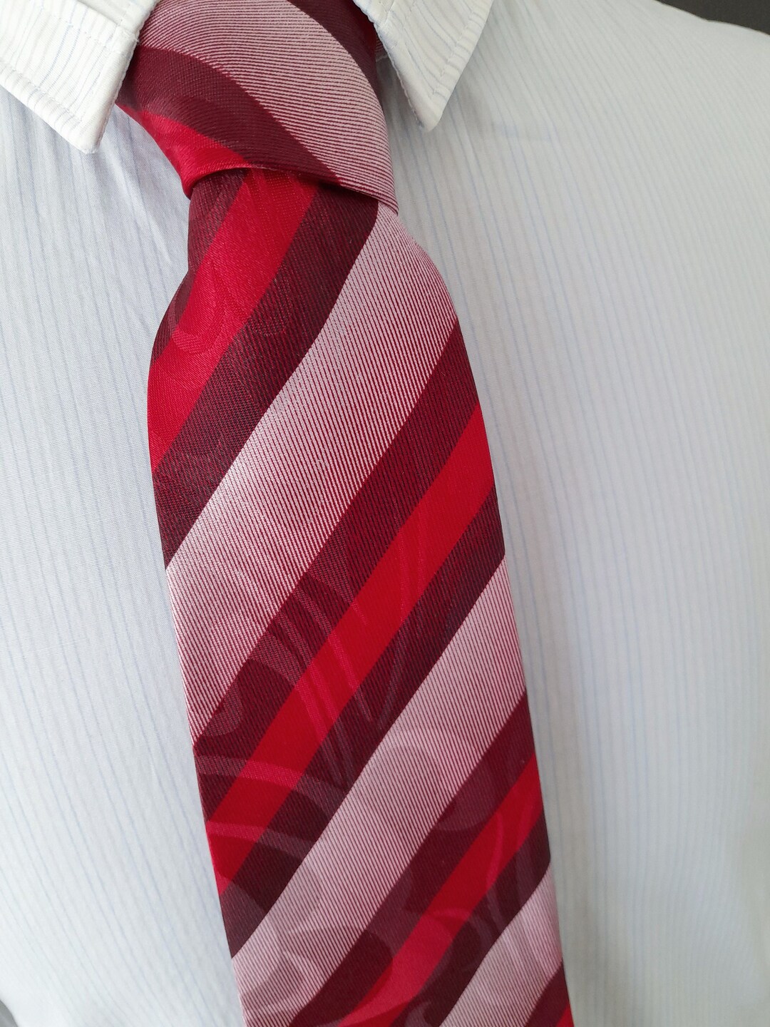 SHIRTMAKER ハンドメイドの赤のストライプネクタイ。バーガンディレッドとミスティローズのストライプが渦巻く背景のネクタイ。メンズ ヴィンテージ  90 年代の赤のストライプネクタイ - Etsy 日本, image size:1080x1440