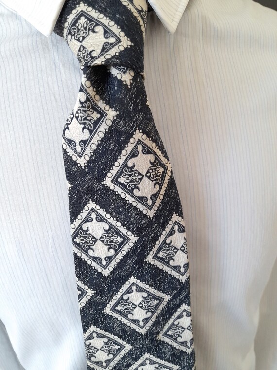 Vintage TREVIRA Commodore fat 4 1/4 tie. Platinum 