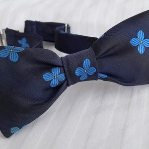 Marineblauwe geometrische zijden vlinderdas. Blauwe nieuwigheid vlinderdas. Donkerblauwe klassieke gebloemde zijden vlinderdas. Gemakkelijk bijpassende trendy marineblauwe vlinderstrik