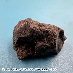 Meteorito condrito comum H5, rocha espacial, Marrocos, pedra natural genuína com certificado de autenticidade, espécime colecionável.