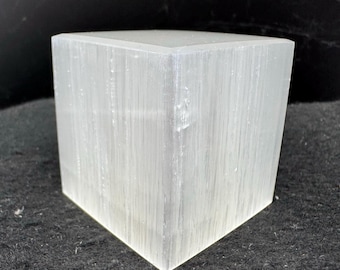 Esemplare minerale di pietra per display in cristallo di gesso lucidato a blocco TV in selenite — regalo di cristallo decorativo in selenite naturale bianca satinata