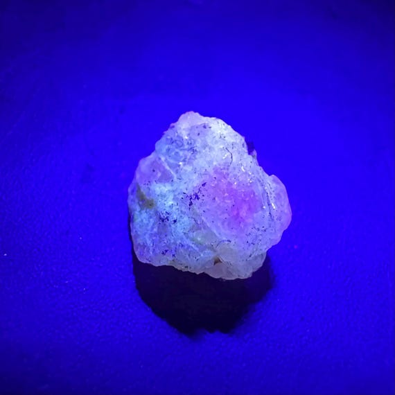 パキスタン産ハックマナイトマイクロ - あらゆる輝きに紫外線蛍光の