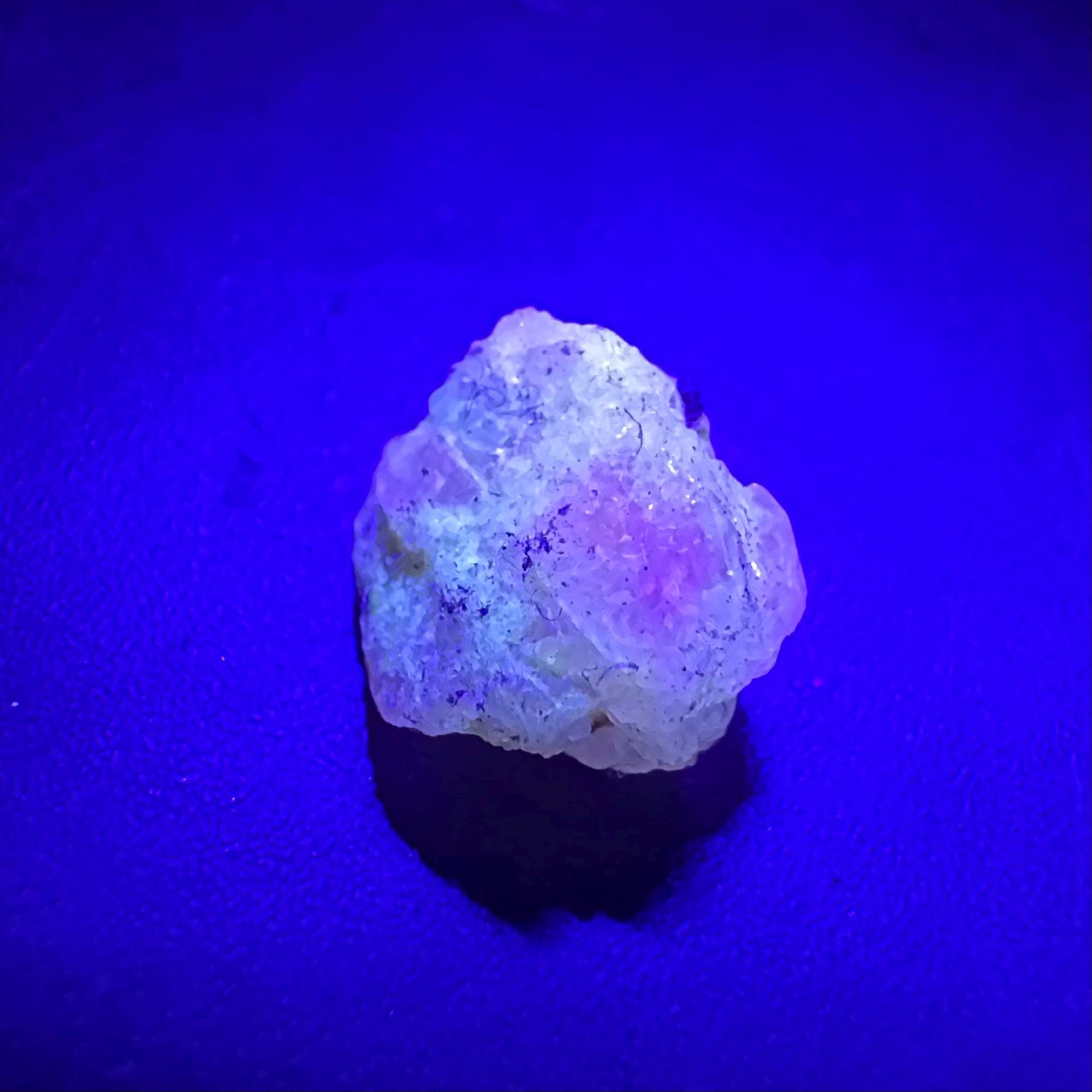 パキスタン産ハックマナイトマイクロ - あらゆる輝きに紫外線蛍光の