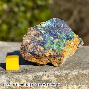 Pequenos cristais de azurita na matriz - mineral cristalino de cura espiritual genuíno