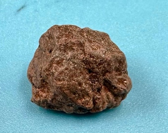 Meteorito condrítico Nwa h5 del norte de África, auténtica roca espacial con alto contenido de hierro.