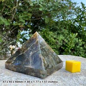 Pyramide de labradorite - minéral cristallin de guérison spirituelle, authentique