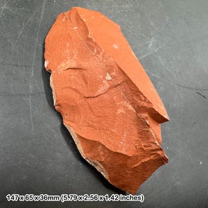 Grande pietra naturale di diaspro rosso – Campione di stabilità e radicamento (147x65x36 mm)